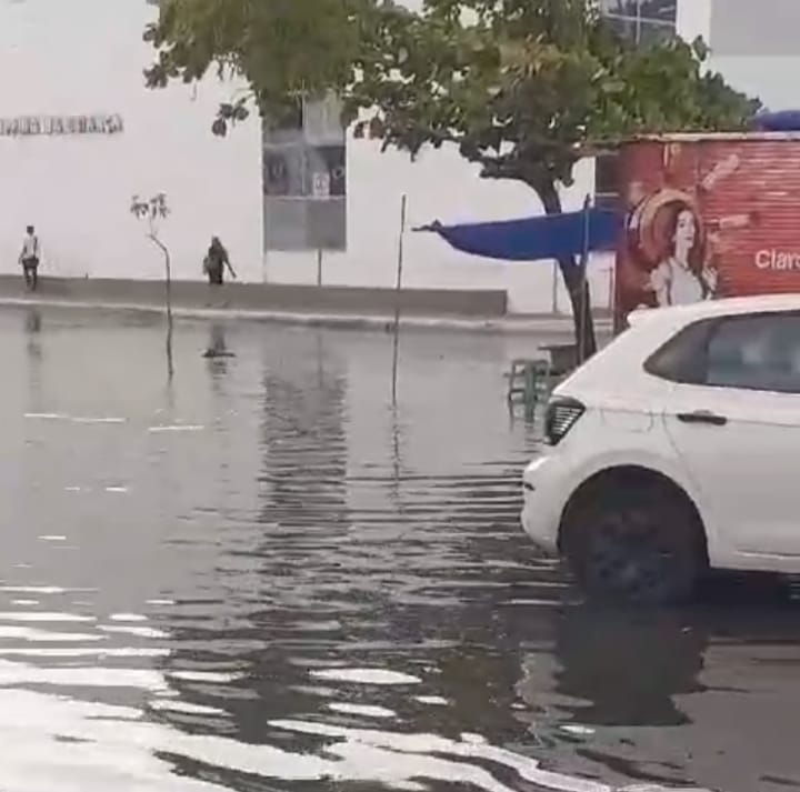 Maré sobe, enche tubulação e invade estacionamento no Centro Histórico de São Luís - O Informante