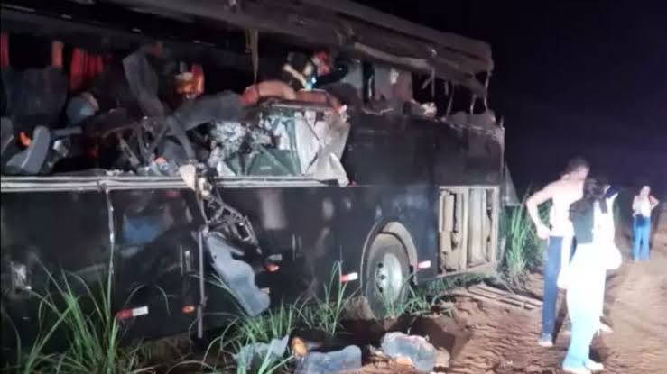 Acidente entre ônibus de universitários e caminhão deixa 12 mortos e 11  feridos em rodovia de SP - O Informante